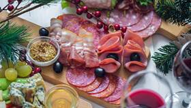Как красиво разложить мясную нарезку на тарелке